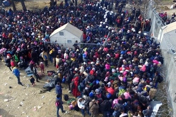 10.000 λαθρομετανάστες «βουλιάζουν» τη Λέσβο – Η αγωνιώδης επιστολή του δημάρχου προς τον Δ. Βίτσα